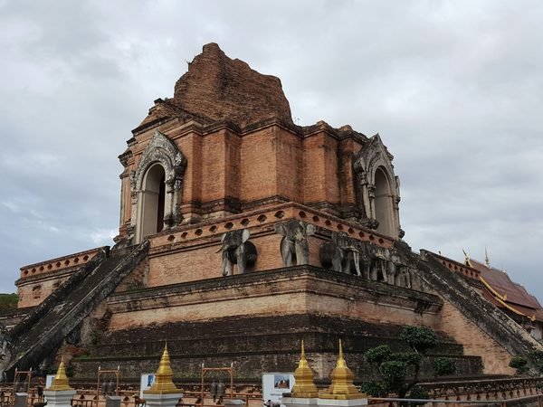 The broken brick chedi of Wat Chedi Luang, its terrace lined with stone elephants