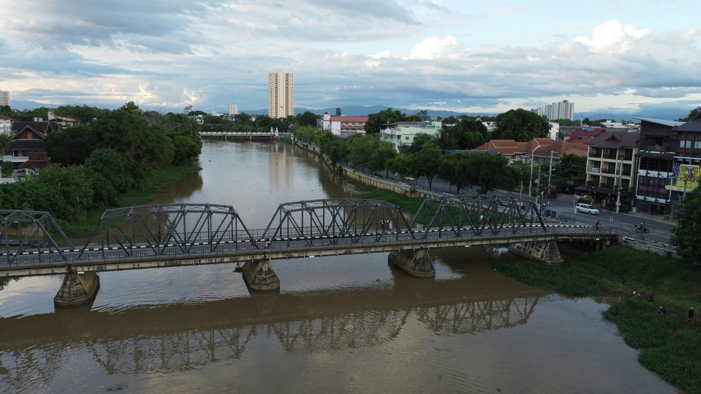 The iron bridge over the Ping River seen from above, with the city on both banks